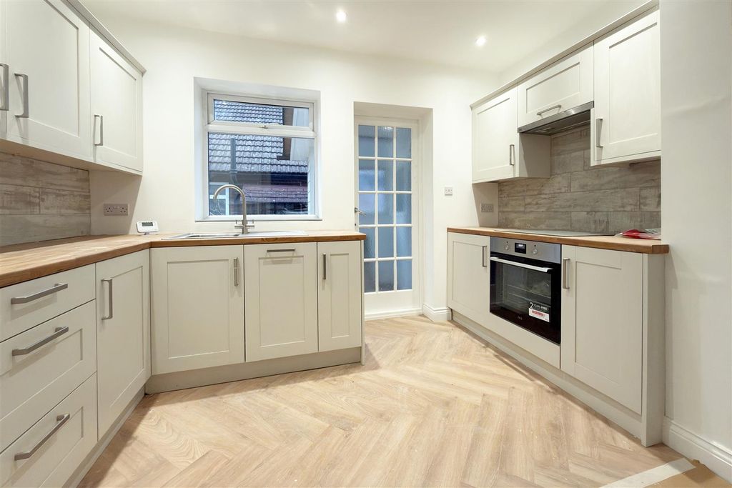 Property photo 2 of 9 Kitchen