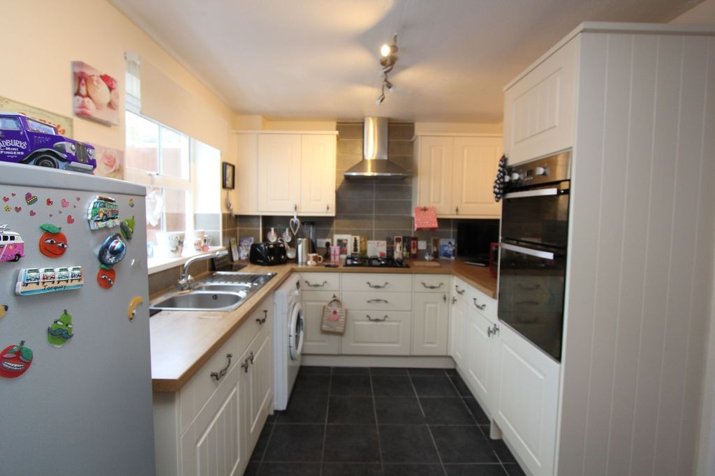 Property photo 2 of 18 Kitchen