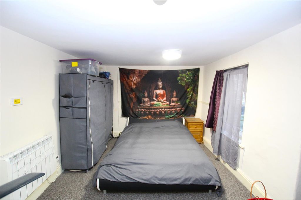 Property photo 3 of 5 Bedroom.Jpg