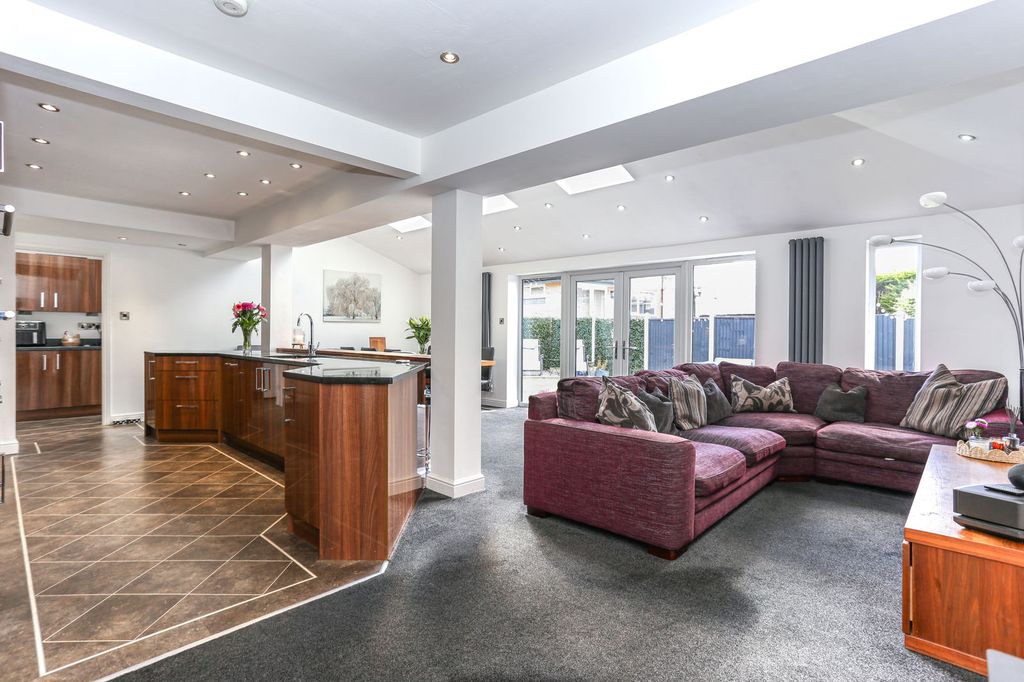 Property photo 2 of 39