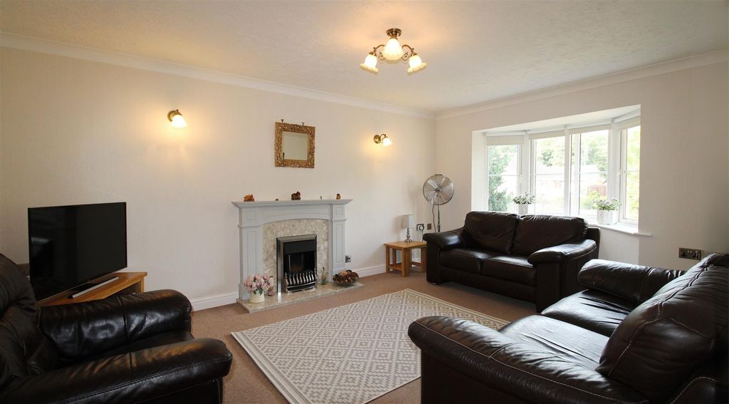 Property photo 3 of 17 Living Room