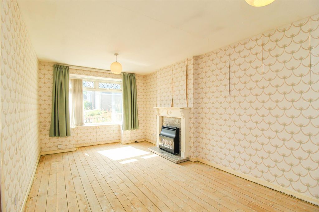 Property photo 3 of 7 Living/Dining Room