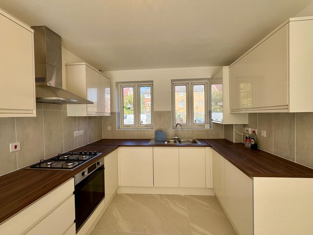 Property photo 3 of 10 Kitchen