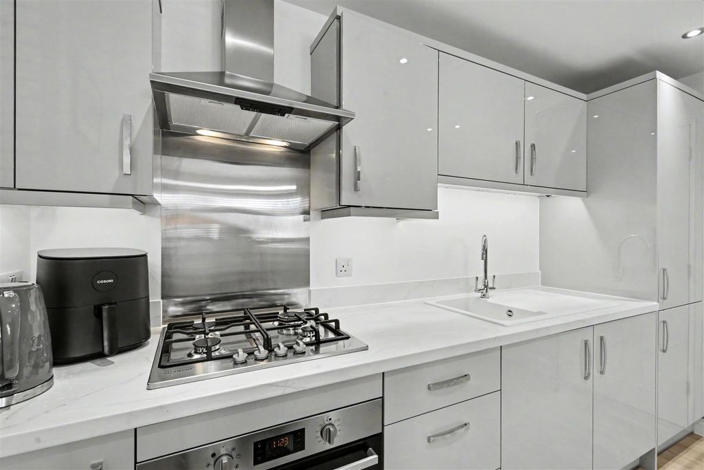 Property photo 3 of 17 Kitchen (1).Jpeg