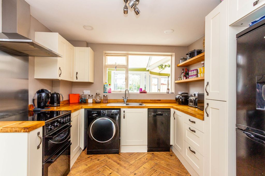 Property photo 3 of 17 Kitchen