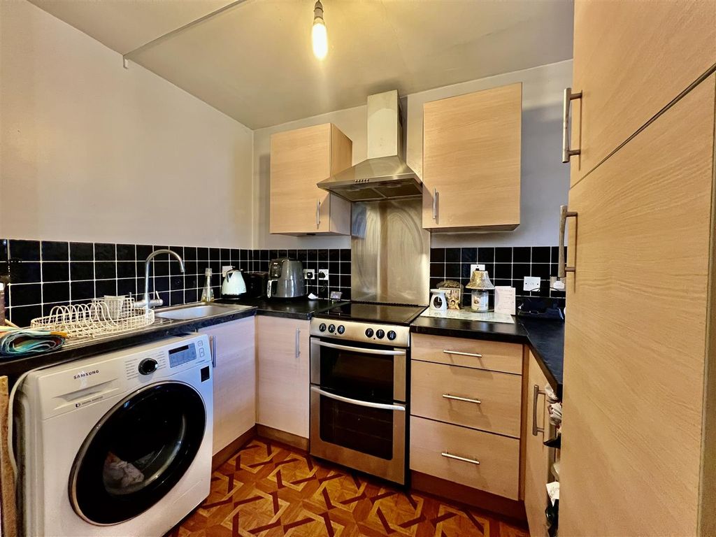 Property photo 3 of 8 Kitchen
