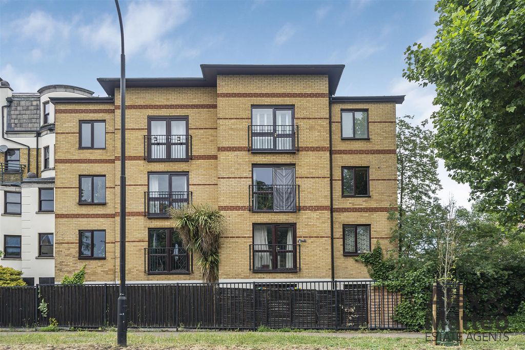 Property photo 1 of 24 Tideway Court