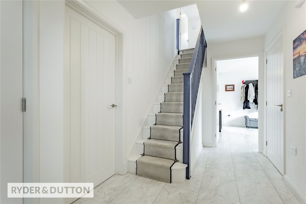 Property photo 3 of 25 Entrance Hall