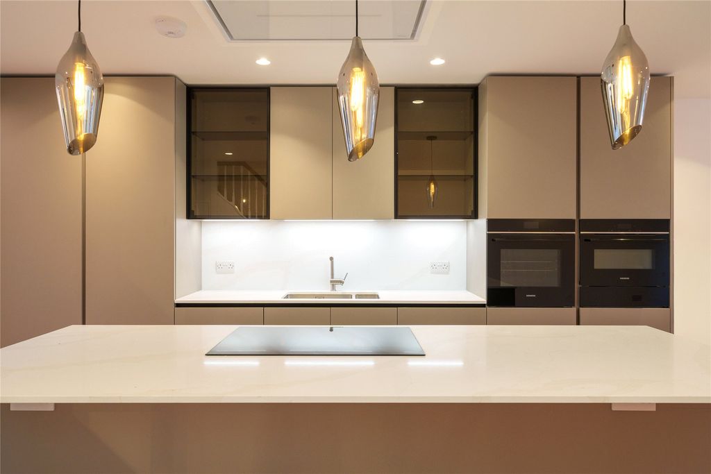 Property photo 3 of 18 Kitchen