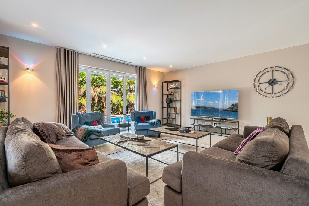 Property photo 3 of 20 Living (2)