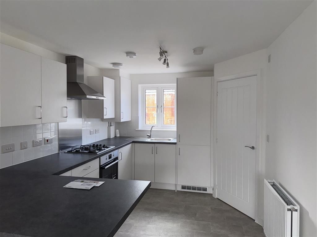 Property photo 3 of 11 Kitchen
