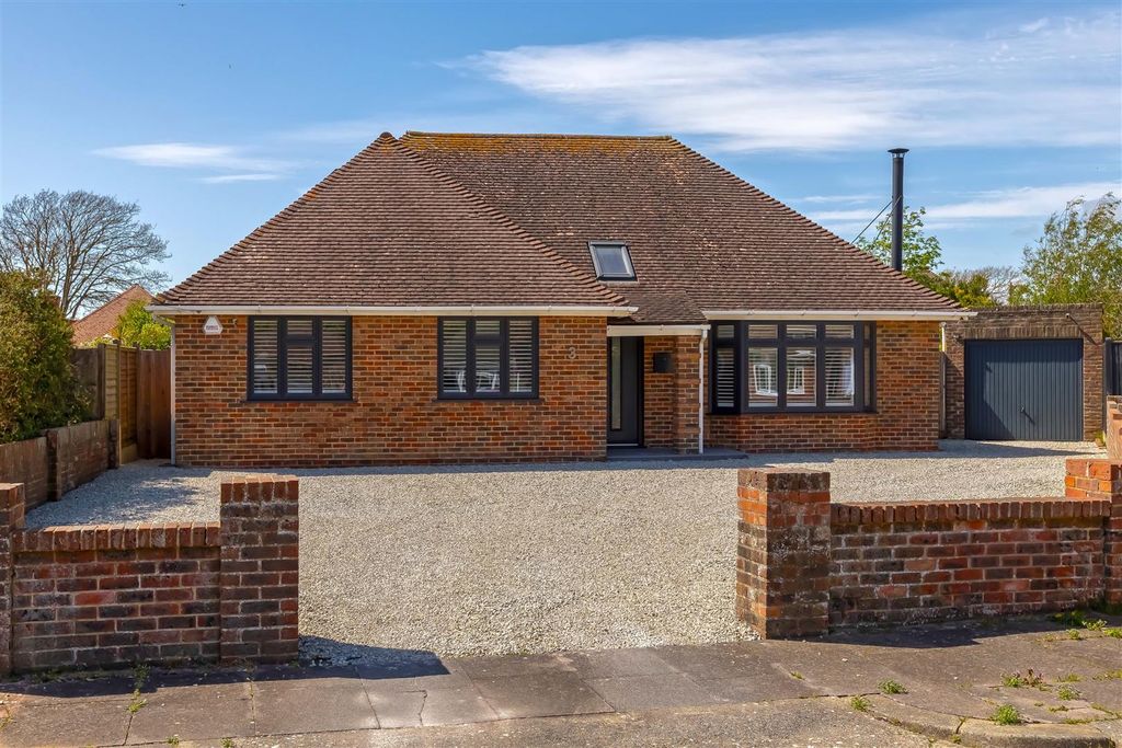 Property photo 1 of 23 Cowdrey Close_27.Jpg