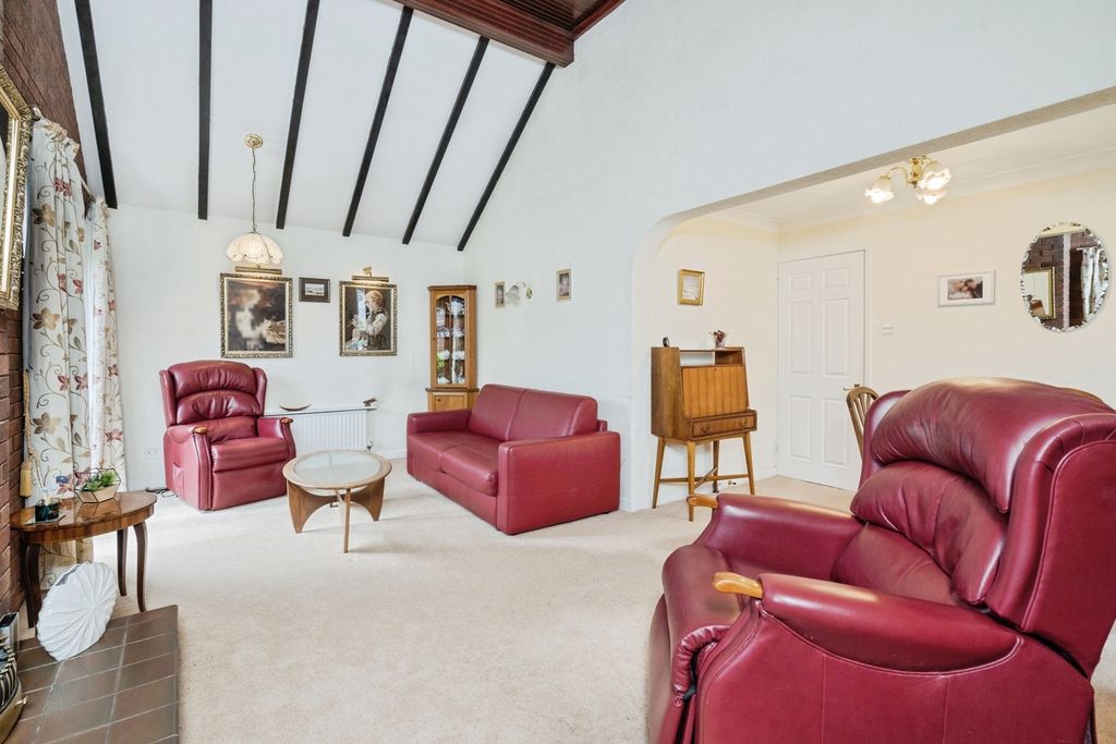 Property photo 3 of 18 Lounge