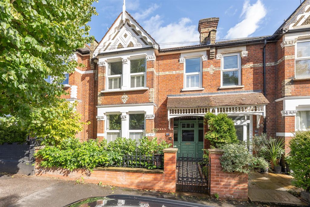 Property photo 1 of 31 Beech Hall Road E4