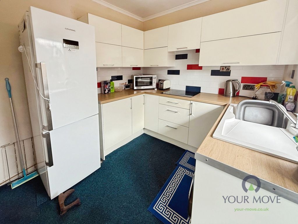 Property photo 3 of 8 Kitchen