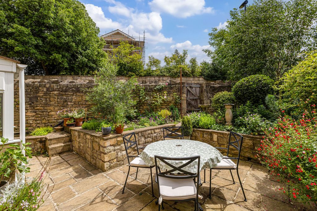 Property photo 2 of 17 Terrace