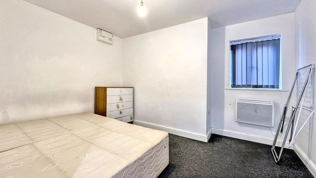 Property photo 2 of 5 Bright Double Bedroom With Ample Floor Space...