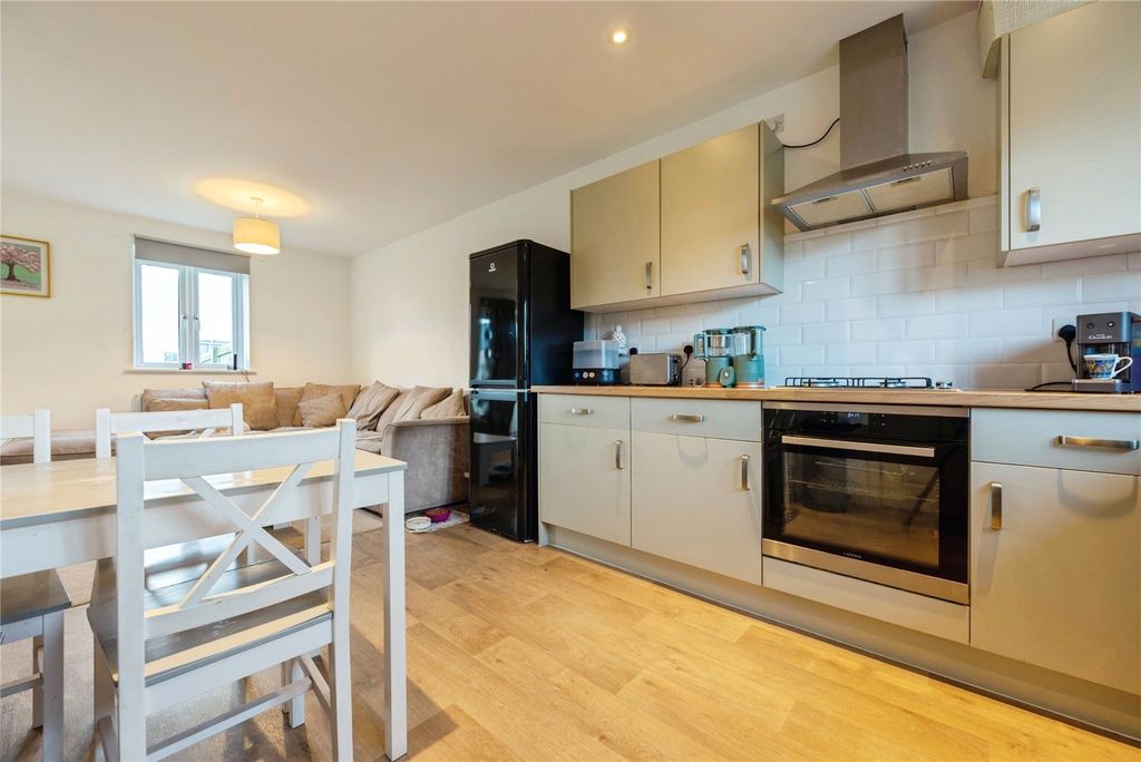 Property photo 2 of 19 Picture No. 16