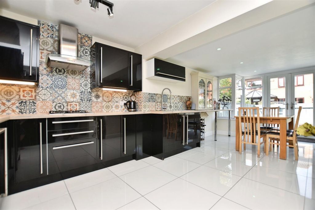 Property photo 1 of 23 A54957c9-Kit 20To 20Dining.Jpg