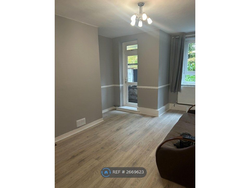 Property photo 1 of 6 Living Room