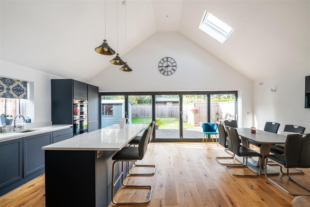 Property photo 3 of 17 85A Parkhurst Road Internals-6.Jpg