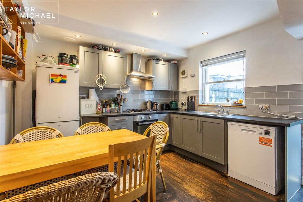 Property photo 2 of 18 Kitchen