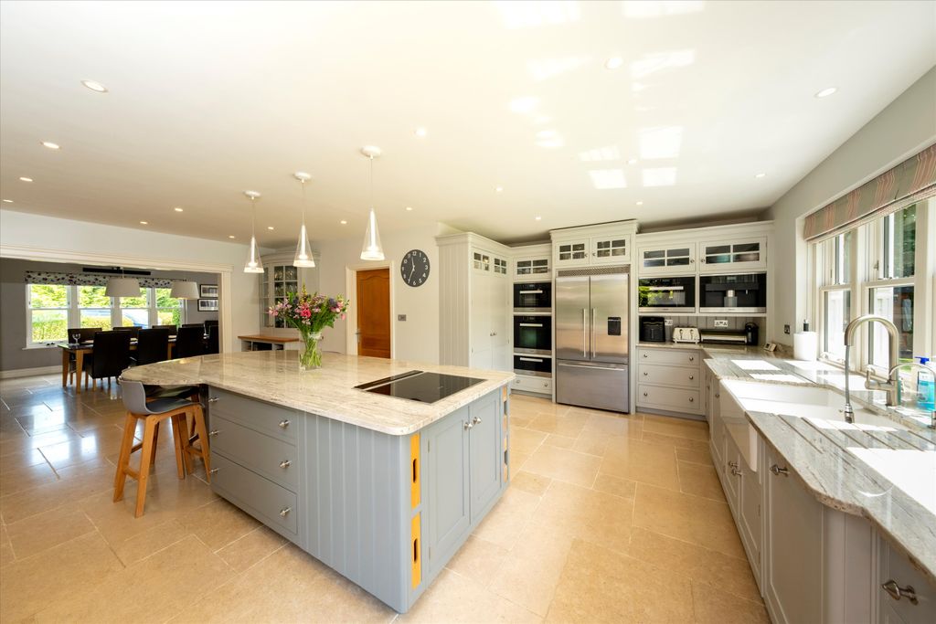 Property photo 2 of 18 Image