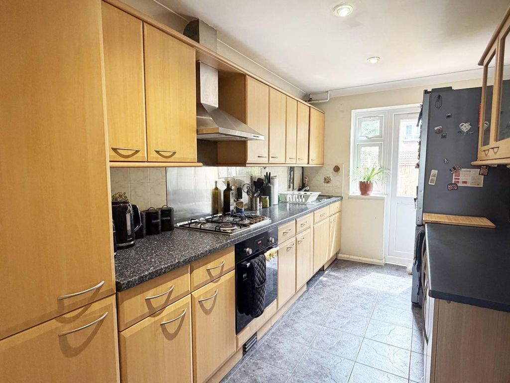 Property photo 2 of 12 Ew Kitchen.Jpg