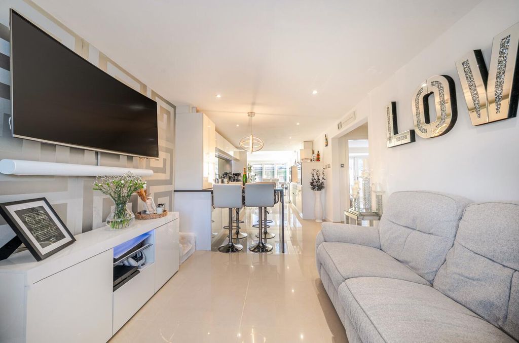 Property photo 3 of 22 1384984-11-692590Beaa168.Jpg