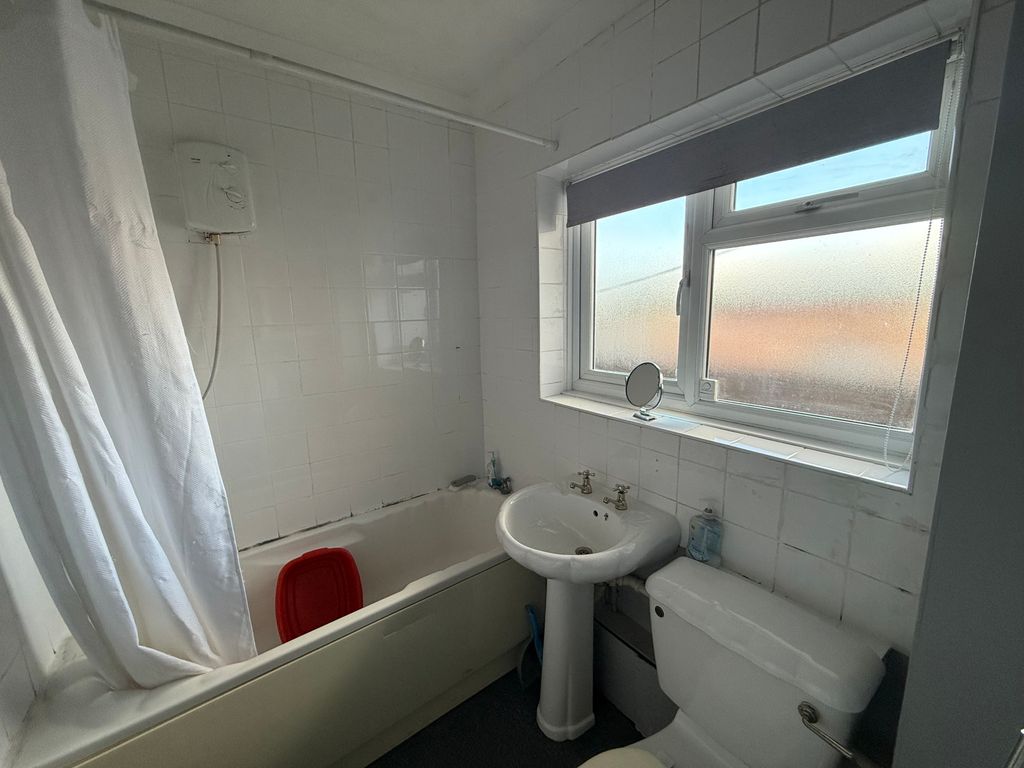 Property photo 3 of 7 Bathroom