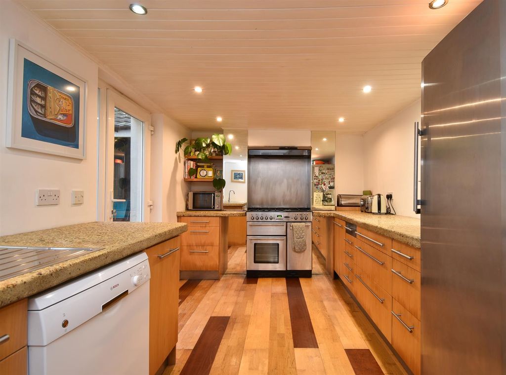 Property photo 3 of 33 Kitchen