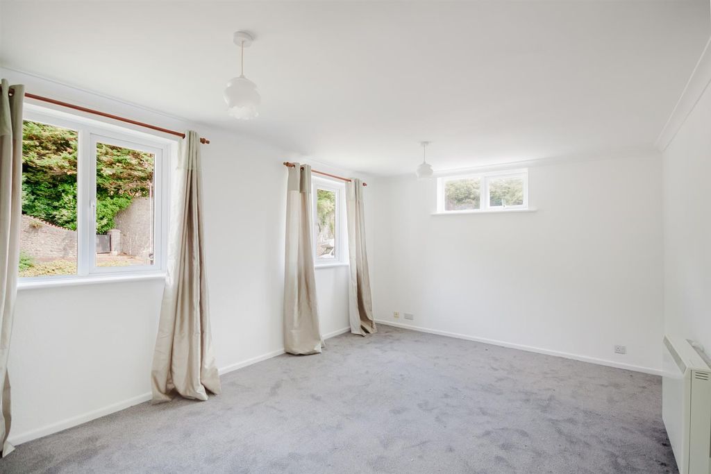 Property photo 3 of 15 37 Cedar Court 9.Jpg