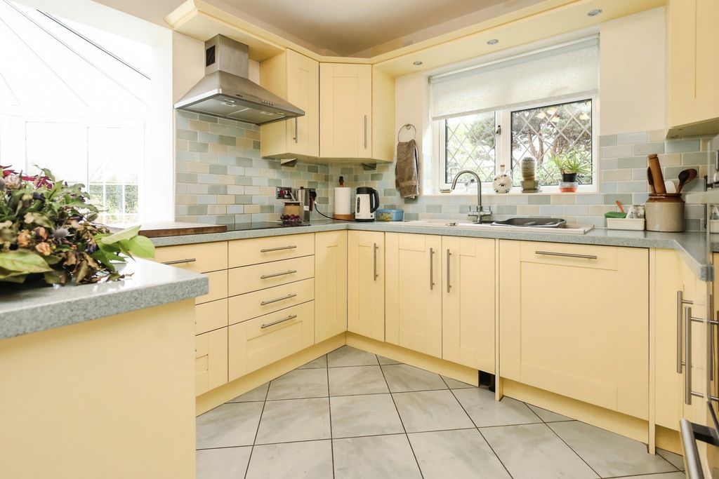 Property photo 3 of 23 Kitchen