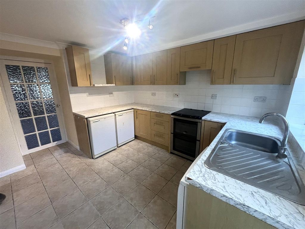 Property photo 2 of 12 Kitchen