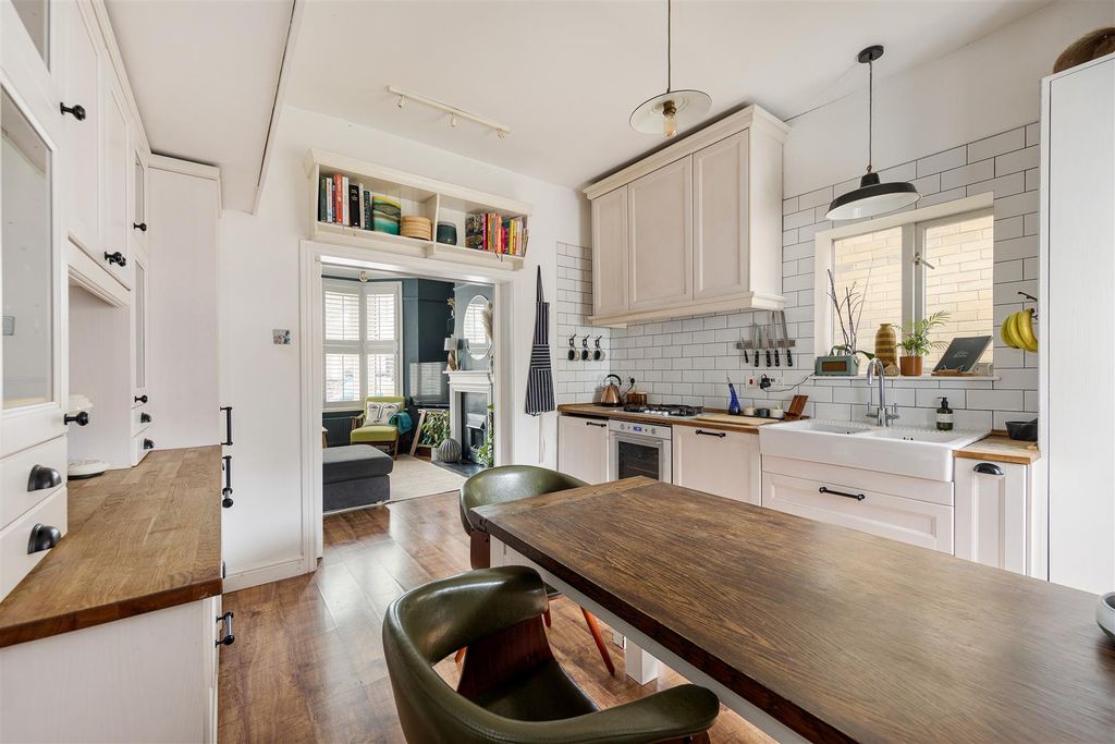 Property photo 3 of 25 Buckland Road E10