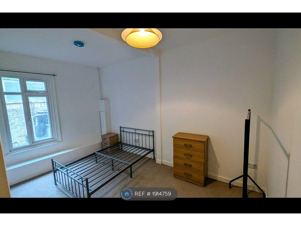 Property photo 2 of 8 Bed 1