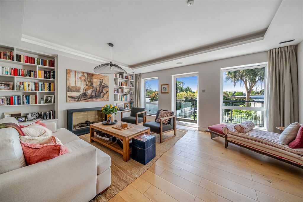 Property photo 2 of 14 Sitting Room