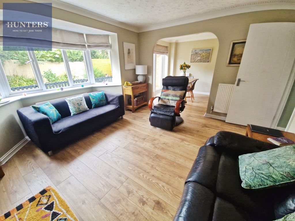 Property photo 3 of 17 Pbox-Living_Room-329646.Jpg