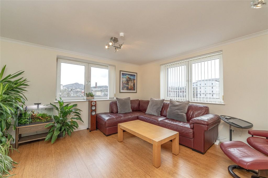 Property photo 3 of 24 Lounge Alt