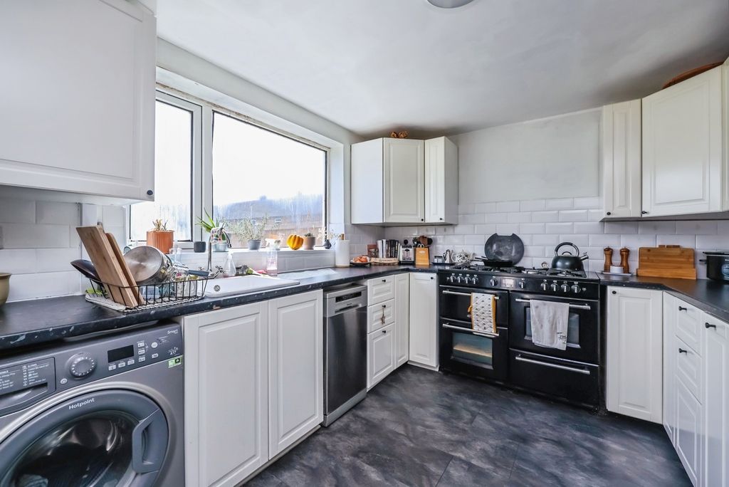 Property photo 3 of 16 Fitted Kitchen