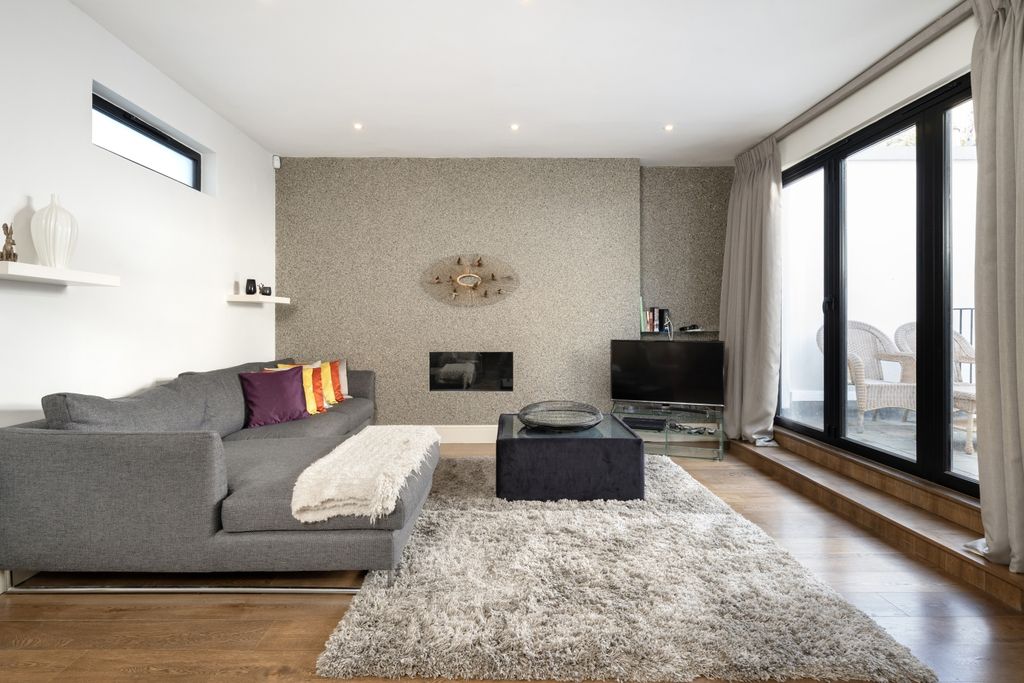 Property photo 3 of 22 Queens Gate Mews