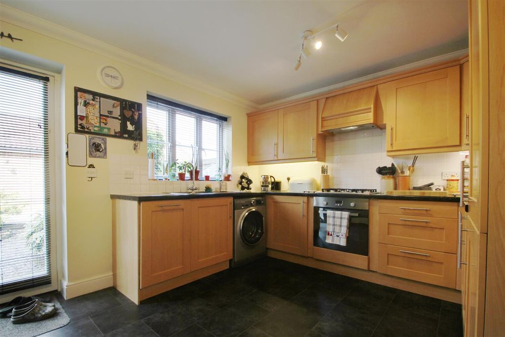 Property photo 3 of 19 Kitchen
