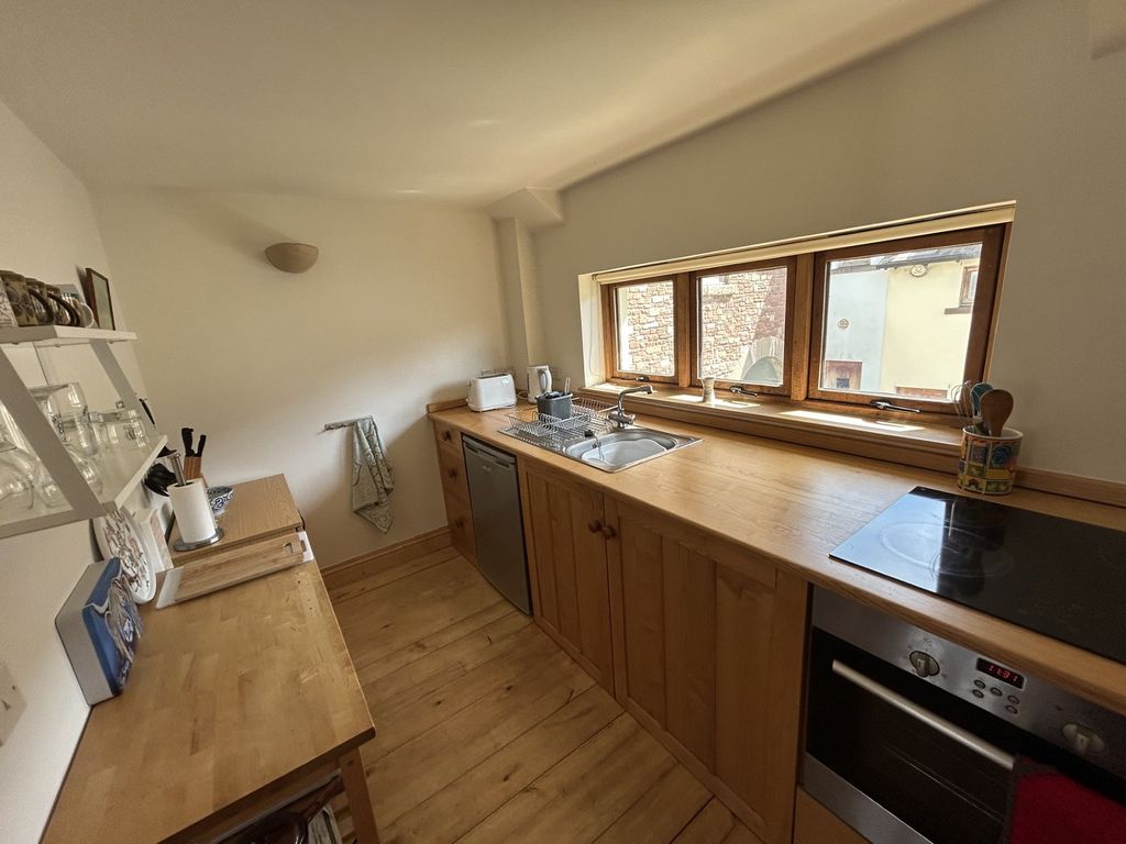 Property photo 3 of 10 Kitchen