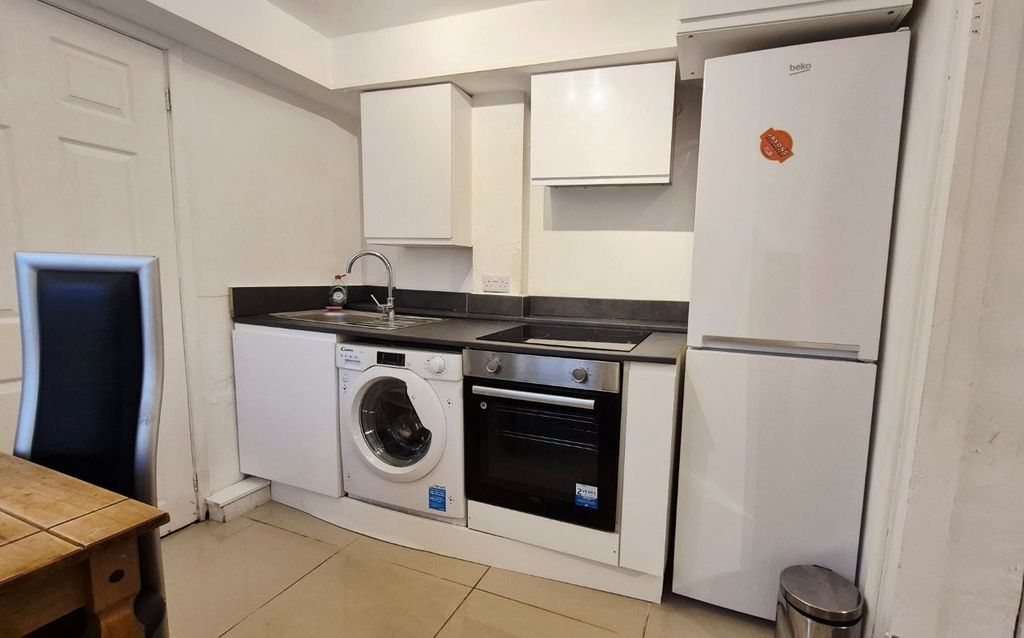 Property photo 3 of 7 Kitchen