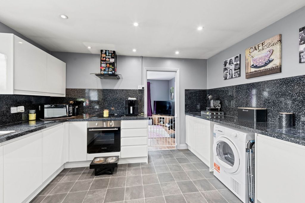 Property photo 3 of 31