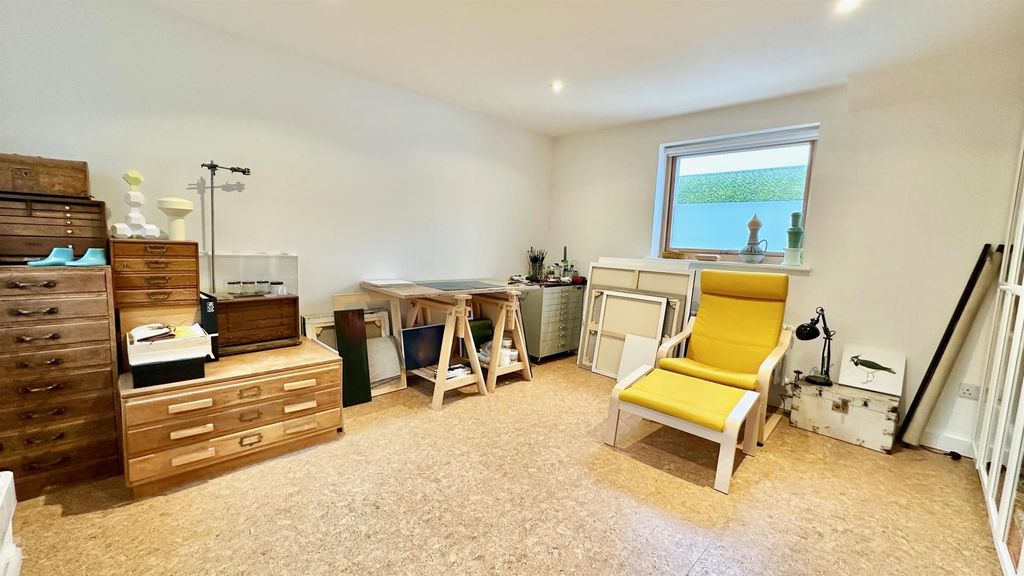 Property photo 3 of 34