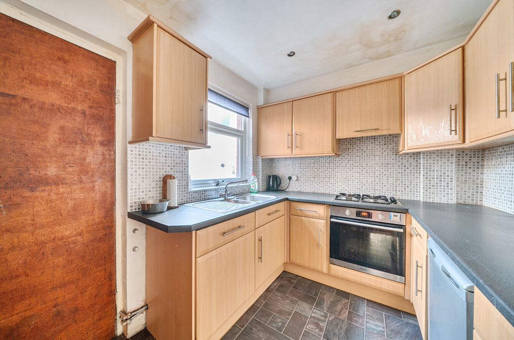 Property photo 2 of 25 Kitchen