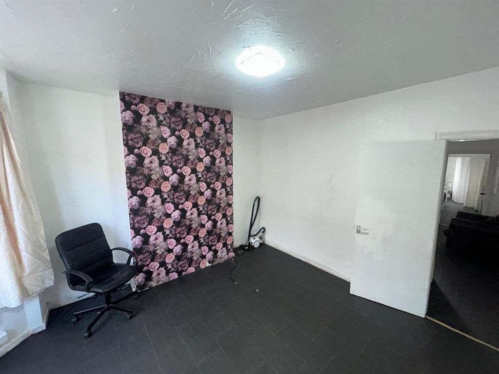 Property photo 1 of 14 Front Room 1.0