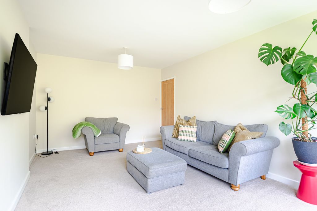 Property photo 3 of 20 Lounge2