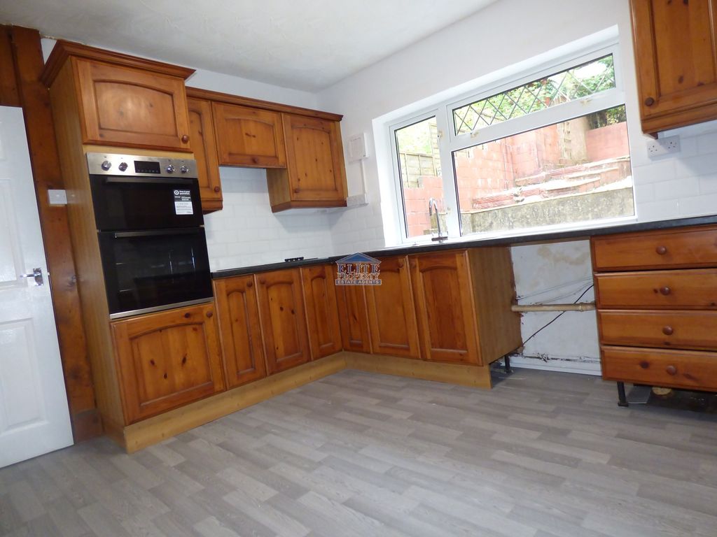 Property photo 2 of 6 Kitchen